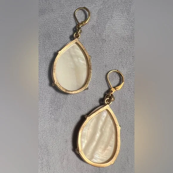 Large and light teardrop Mother of Pearl & Swarovski earrings - Picture 5 of 8